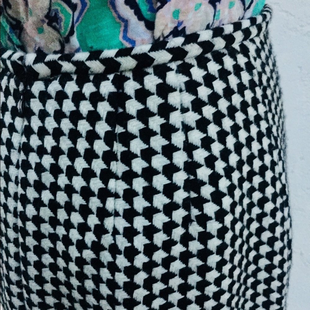 Houndstooth patterned pencil skirt
